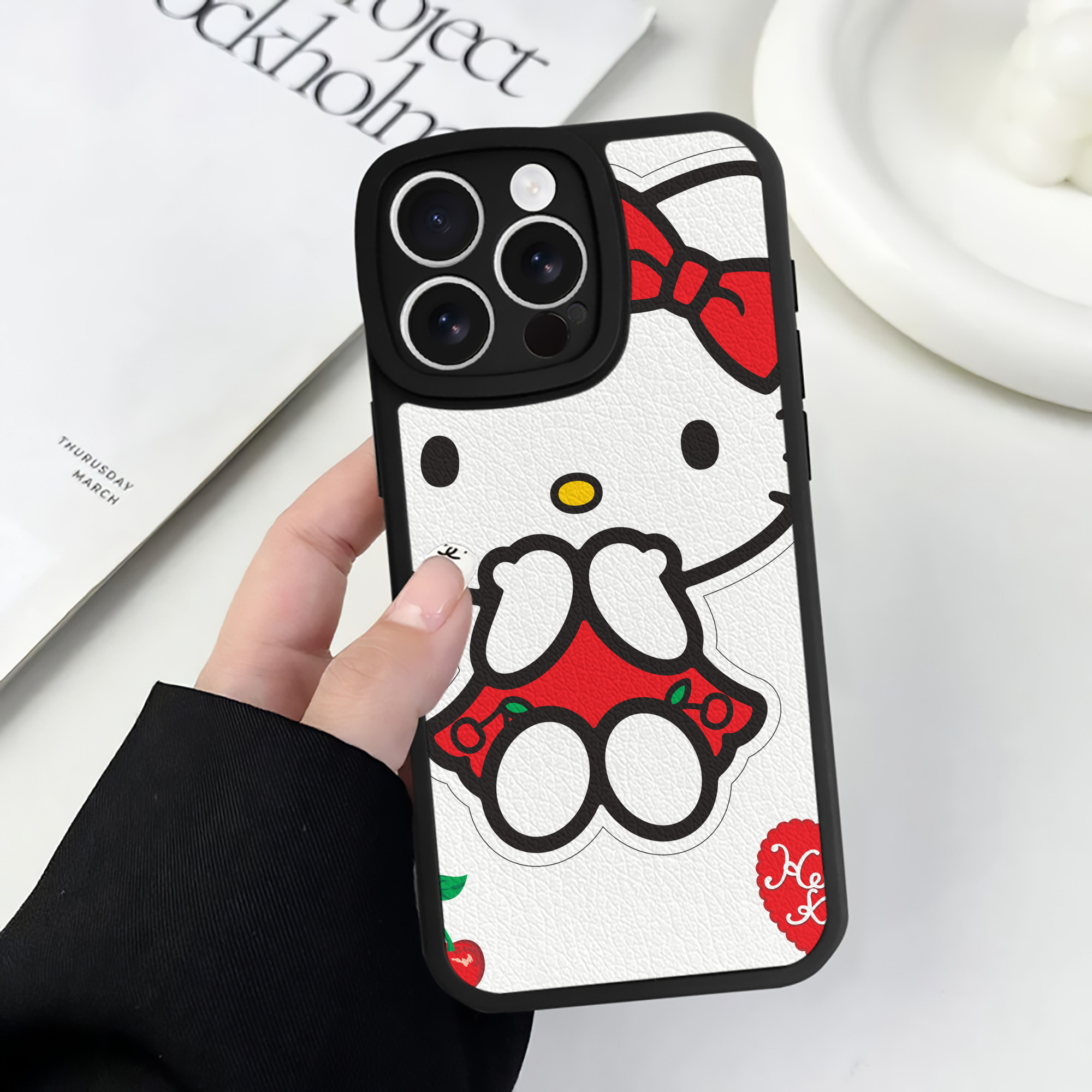 （画像用） Hello Kitty ハローキティ 【iPhone 16シリーズ対応】シリコンスマホケース（レザー調） 材質：シリコン
